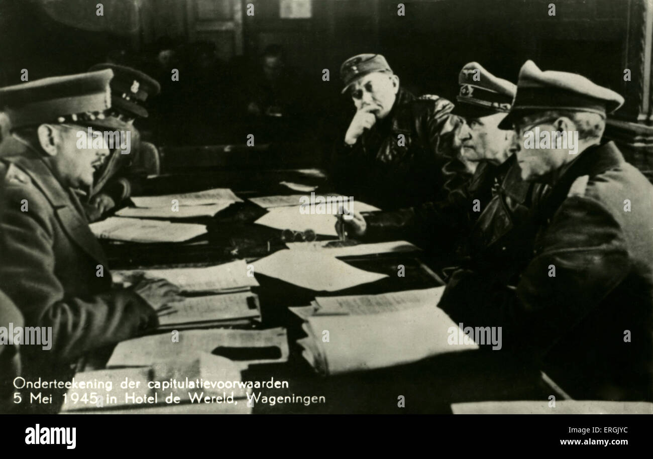 Kapitulation der deutschen Truppen in den Niederlanden, 5. Mai 1945.  Deutschen Oberbefehlshaber in den Niederlanden General Johannes Stockfoto