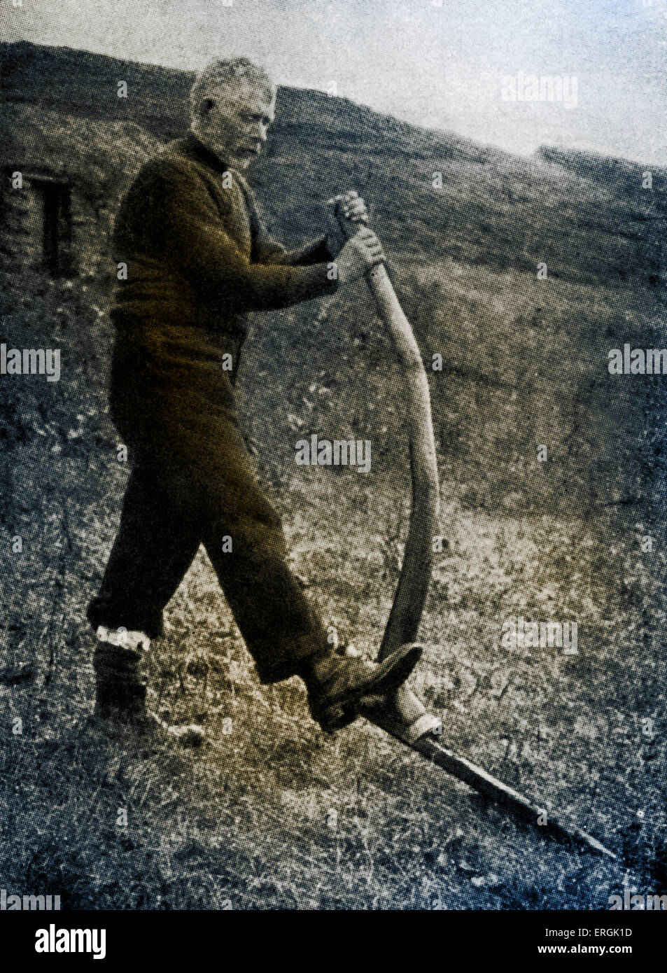 Crofter mit einem Caschrom - alte Fuß Pflug in Eisenzeit - Isle Of Skye, Schottland entstanden. Stockfoto