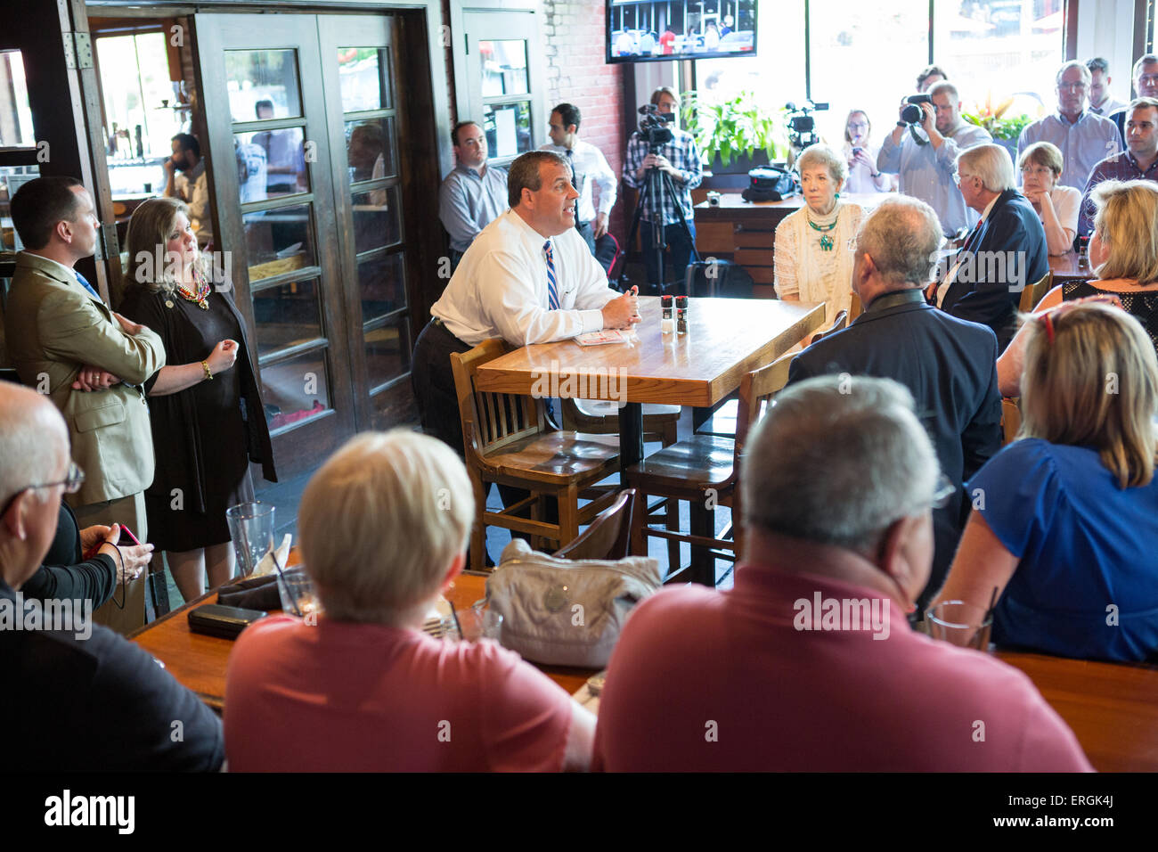 Gouverneur von New Jersey und GOP presidential Hoffnung Chris Christie hält eine improvisierte Rathaus während der Happy Hour an der Liberty Tap Room 2. Juni 2015 in Columbia, South Carolina. Stockfoto