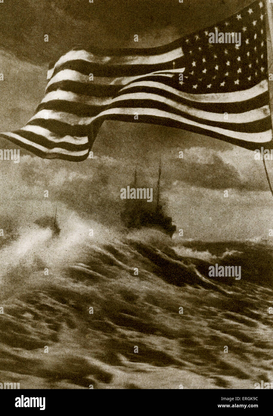 Amerikanische Flagge auf einem Vereinigte Staaten Marine Schiff in stürmischer See während WW1. Stockfoto
