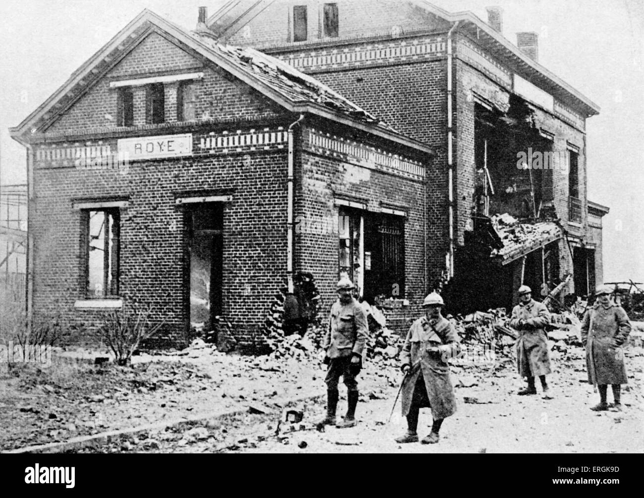 Soldaten stehen außerhalb der Ruinen des Bahnhofs in Roye, Somme, Frankreich, während dem 1. Weltkrieg, 1917. Stockfoto