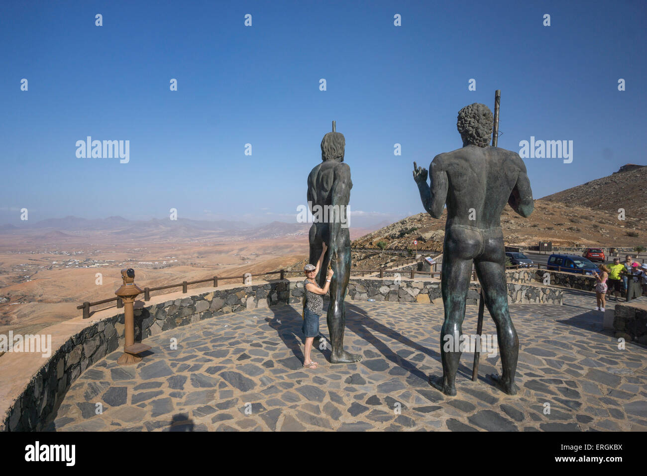 Bronze Figuren Warrier, König Ayose und Guize, Vega de Rio de Las Palmas, Straßenrand, Betancuria, Fuerteventura, Kanarische Inseln Stockfoto