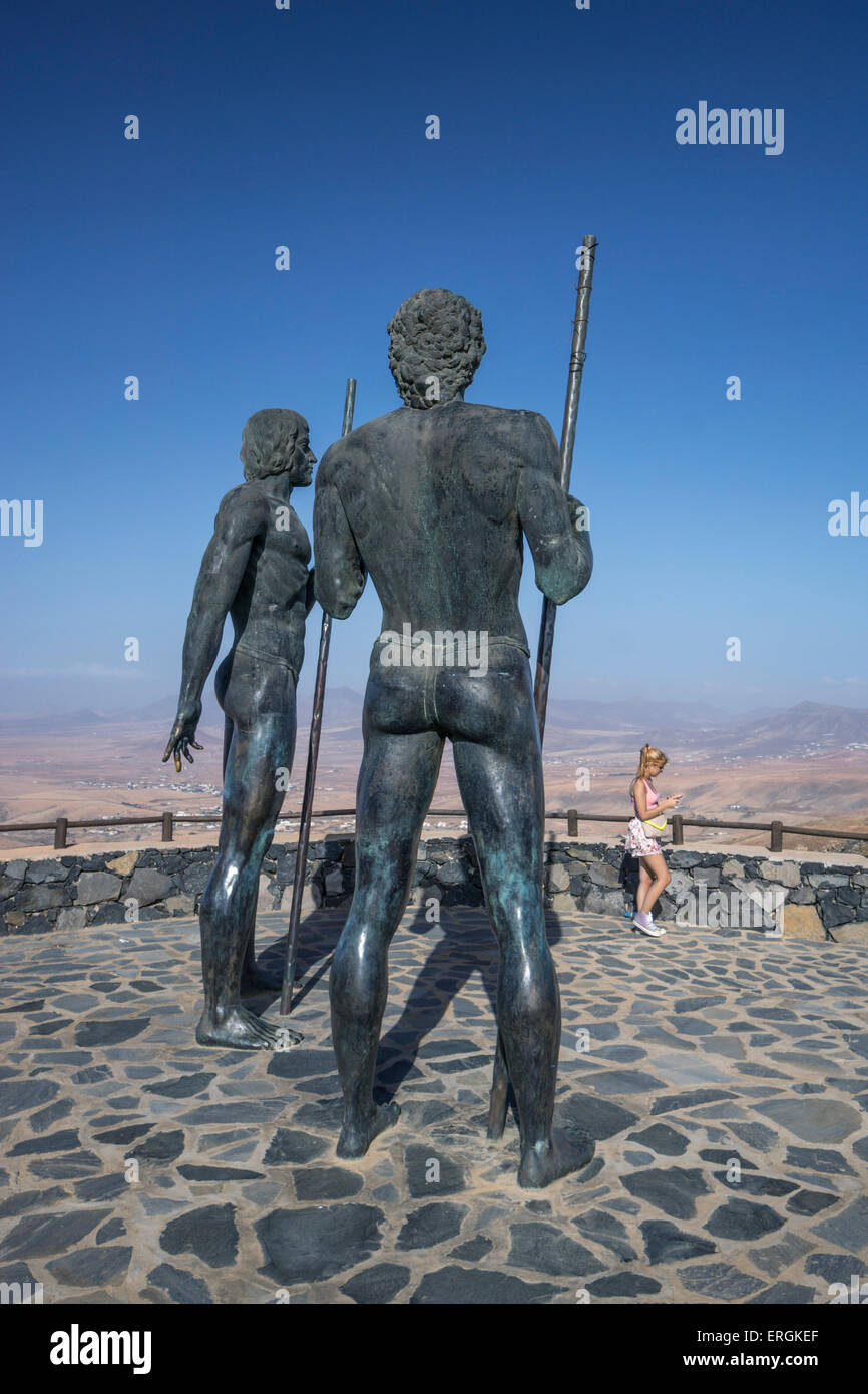 Bronze Figuren Warrier, König Ayose und Guize, Vega de Rio de Las Palmas, Straßenrand, Betancuria, Fuerteventura, Kanarische Inseln Stockfoto