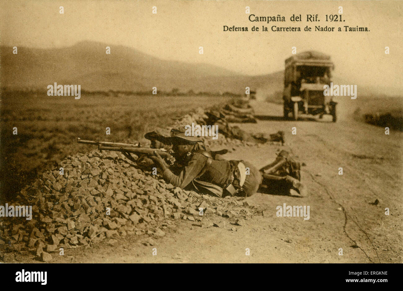 Spanische Soldaten verteidigen eine Straße außerhalb Tauima, Marokko, 1921, als Teil einer Aktion im Rif Krieg (1920-6). Stockfoto