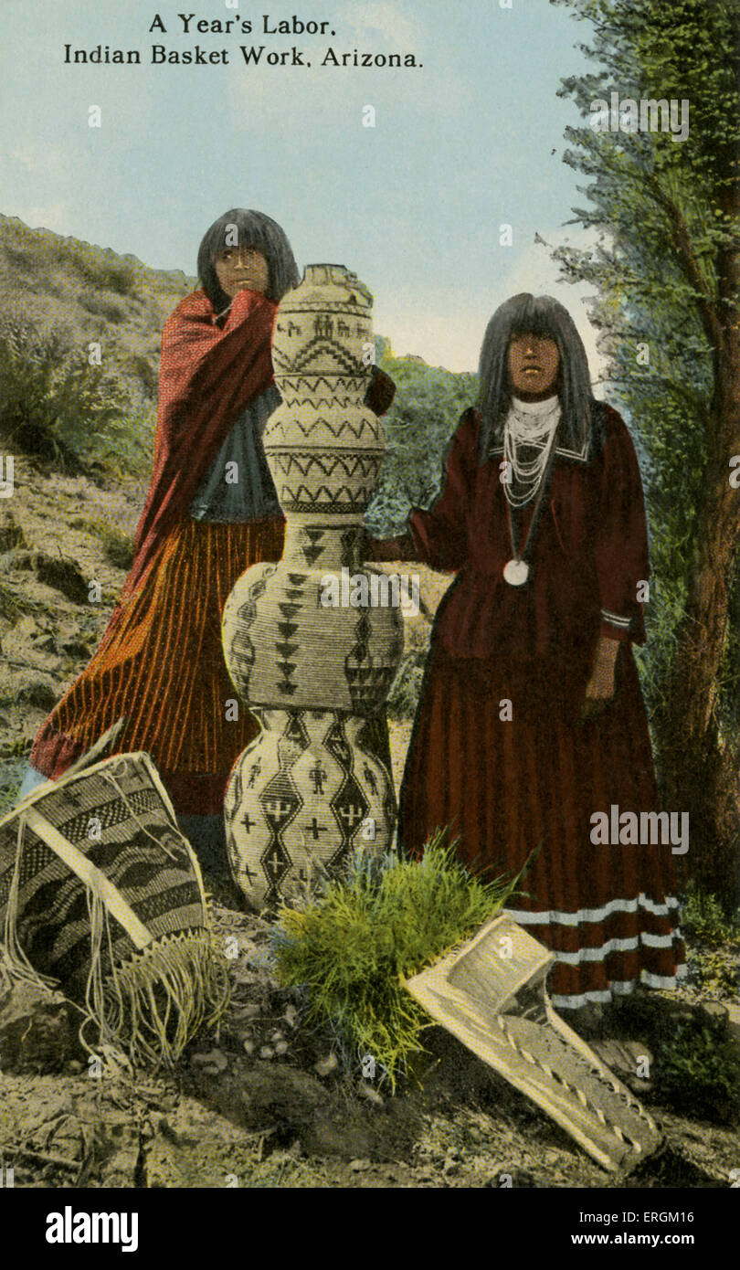 Indianische Frauen mit Körben, Arizona. Korbflechterei ist eine der Hauptbeschäftigungen der Apachen Arizona bis heute. Stockfoto