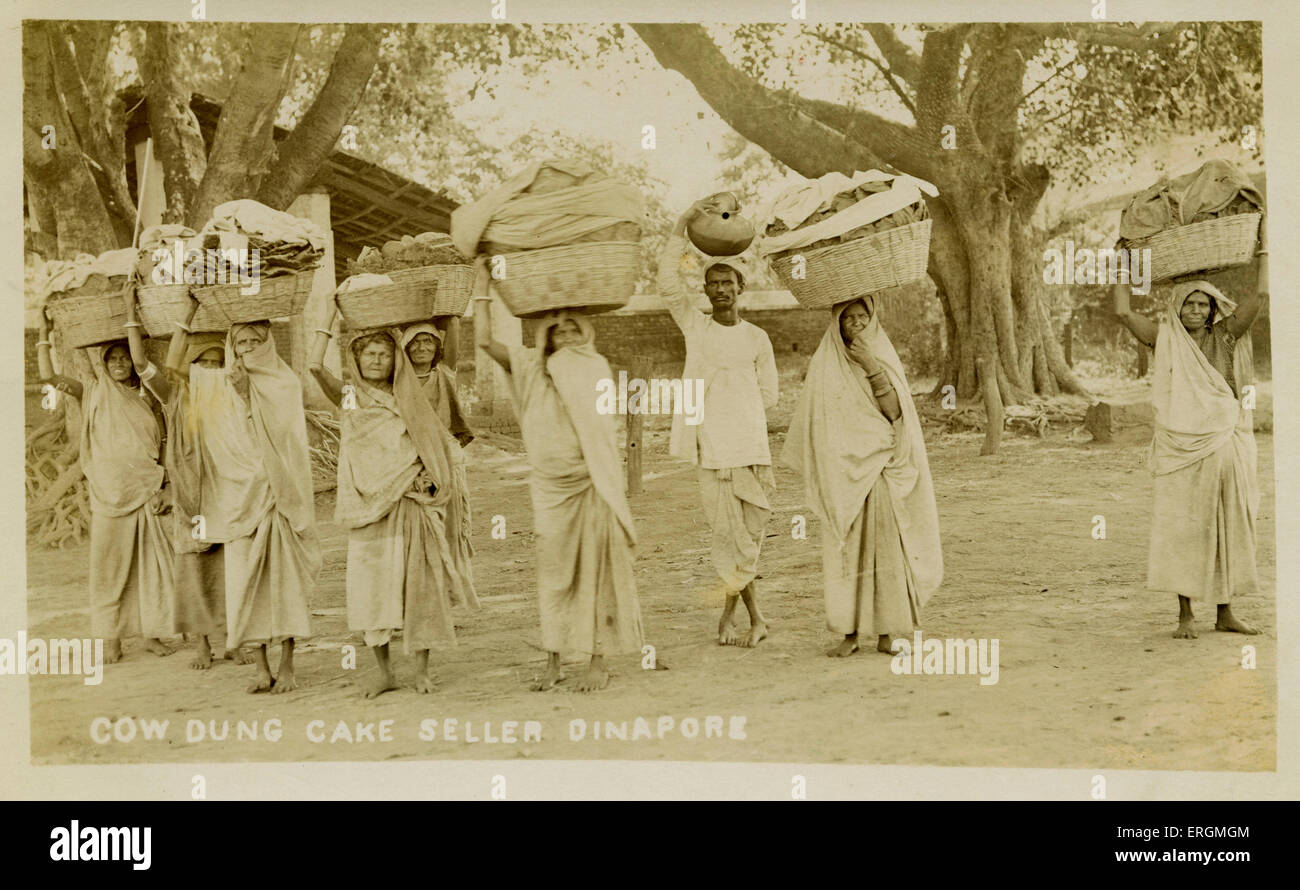 Straßenverkäufer in Danapur. Bildunterschrift lautet: "Kuh Dung Kuchen Verkäufer, Dinapore". Foto aufgenommen Anfang des 20. Jahrhunderts. Stockfoto