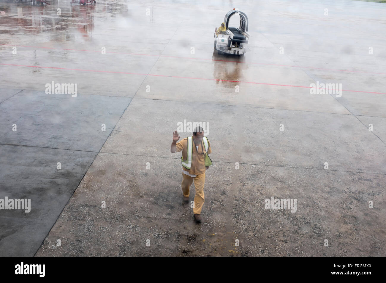 Malaysia Airlines Bodenpersonal kommen, um ein neu angekommener Flugzeug am internationalen Flughafen Penang, Malaysia, 31. Mai 2015 entladen Stockfoto