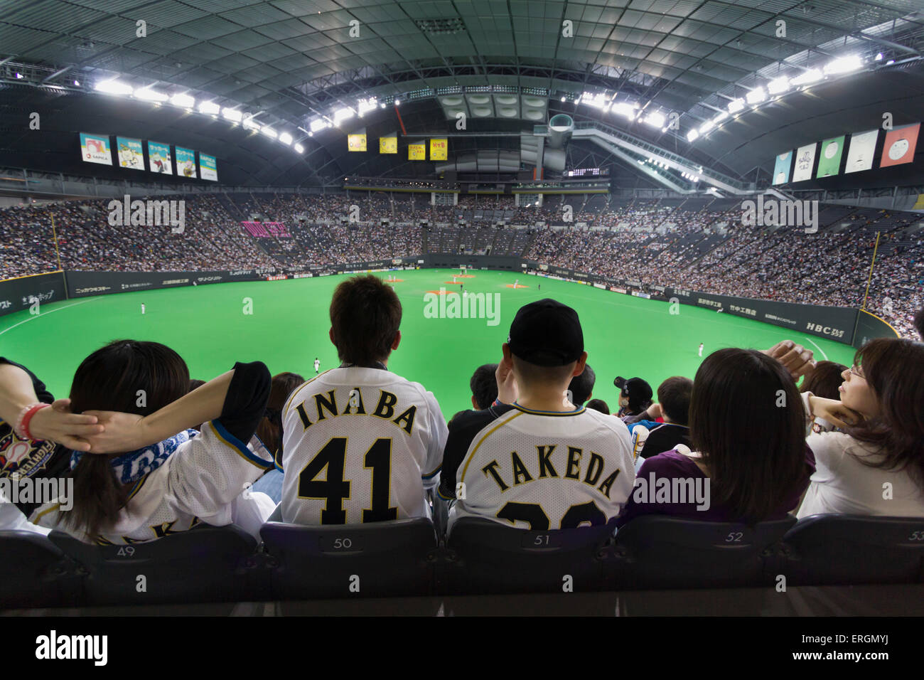 Fans tragen t-Shirts mit den Namen der Spieler aus dem professionellen Baseballteam Nippon Ham Fighters Stockfoto