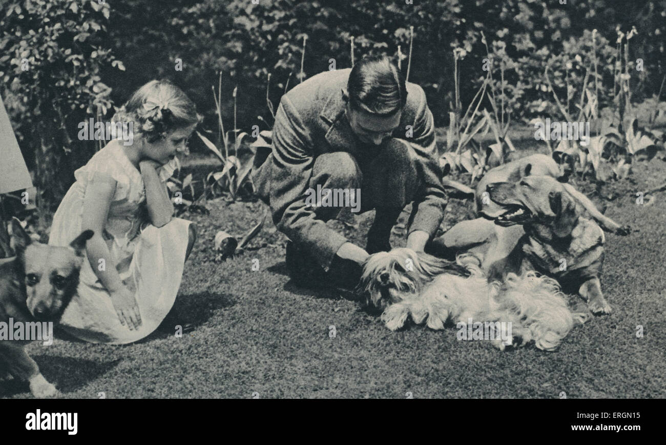 George VI. und Prinzessin Margaret mit Choo-Choo, tibetische Löwenhund und Mimsy, ein Labrador, c. 1937. Stockfoto