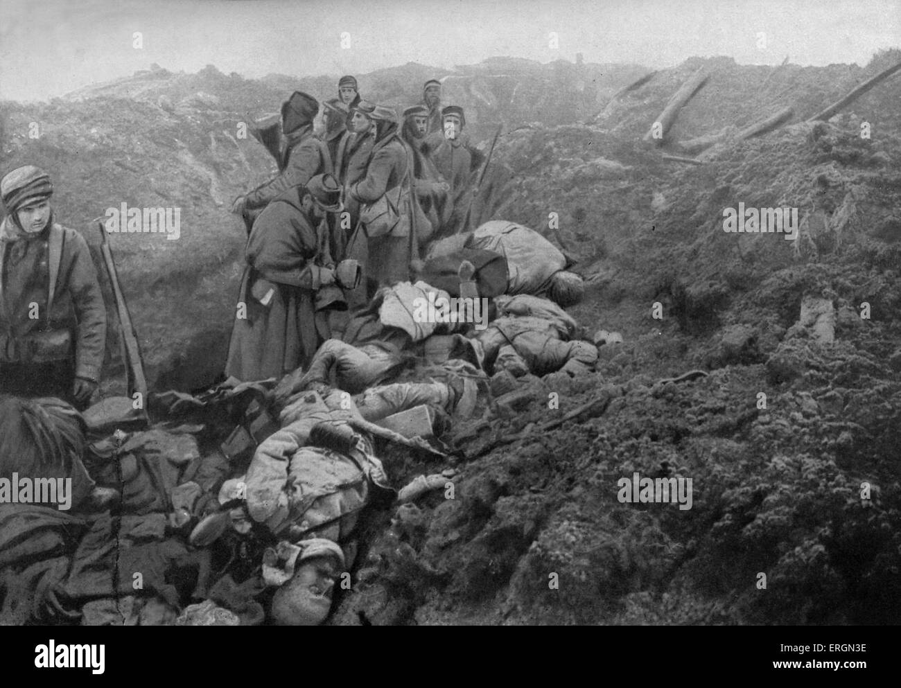 WWI - erfasst deutsche Gräben bei Les Eparges. Das Foto zeigt Tote deutsche Soldaten, gesammelt und begraben werden. Stockfoto