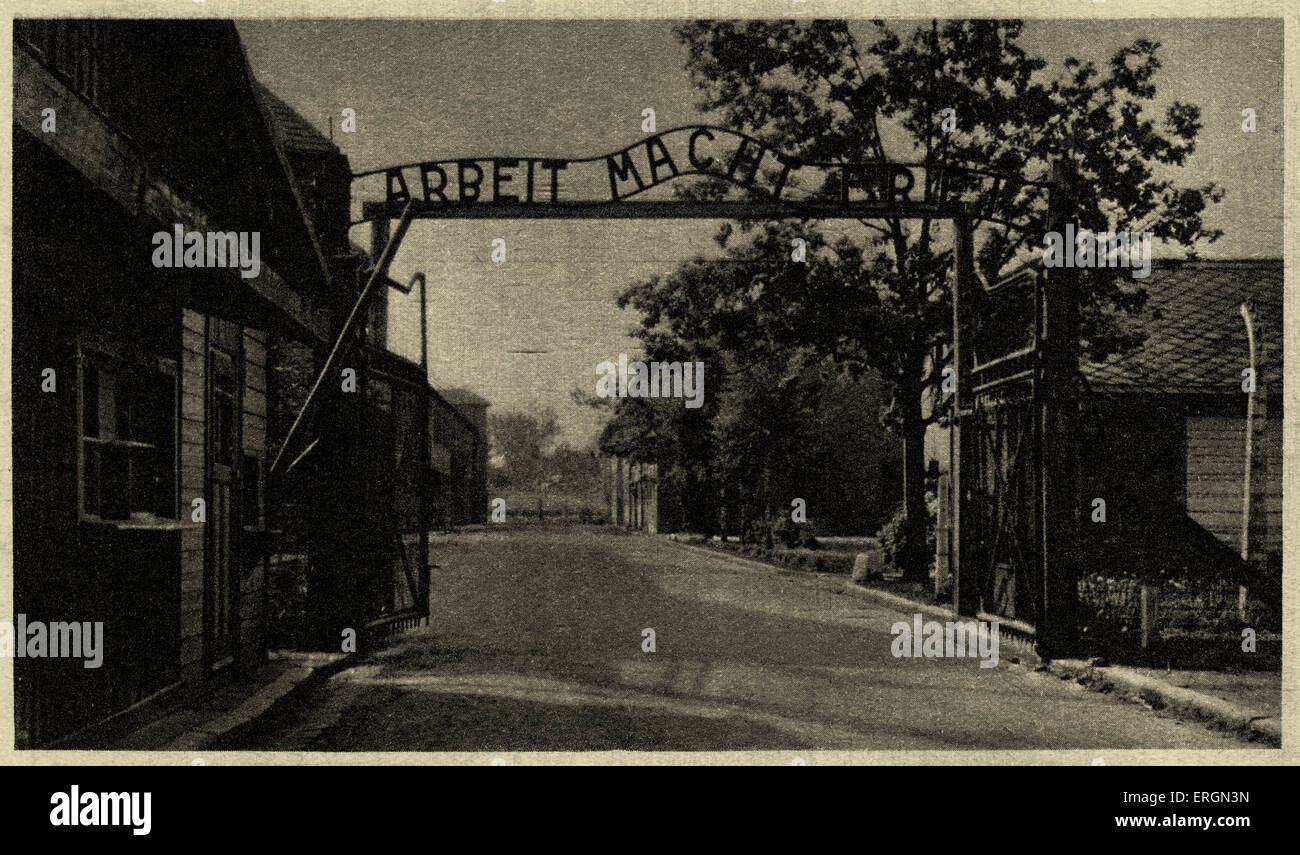 Auschwitz ich KZ Postkarten - Blick auf das Metall Schild mit der Aufschrift "Arbeit Mach Frei" - arbeiten macht Sie frei. Beschriftung Stockfoto