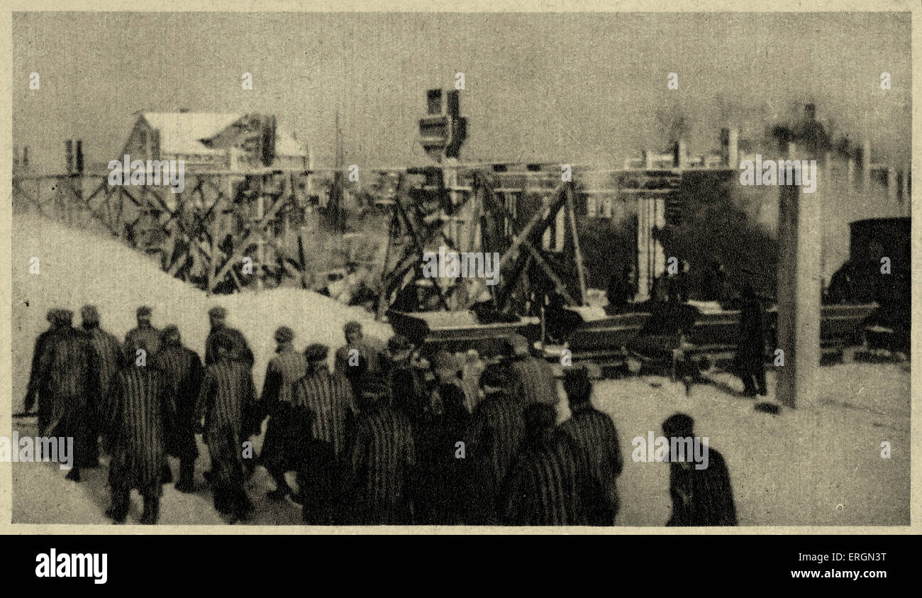 KZ Auschwitz. Bildunterschrift lautet: "eine"Komando"Einheit zur Arbeit zu gehen. Gefangene, die an der Quelle arbeiten gesendet werden: Museum von Oswiecim, Polen. -Fotos von Guard oder SS Erscheinungstermin Postkarte nicht bekannt. Konzentrationslager Auschwitz. Stockfoto