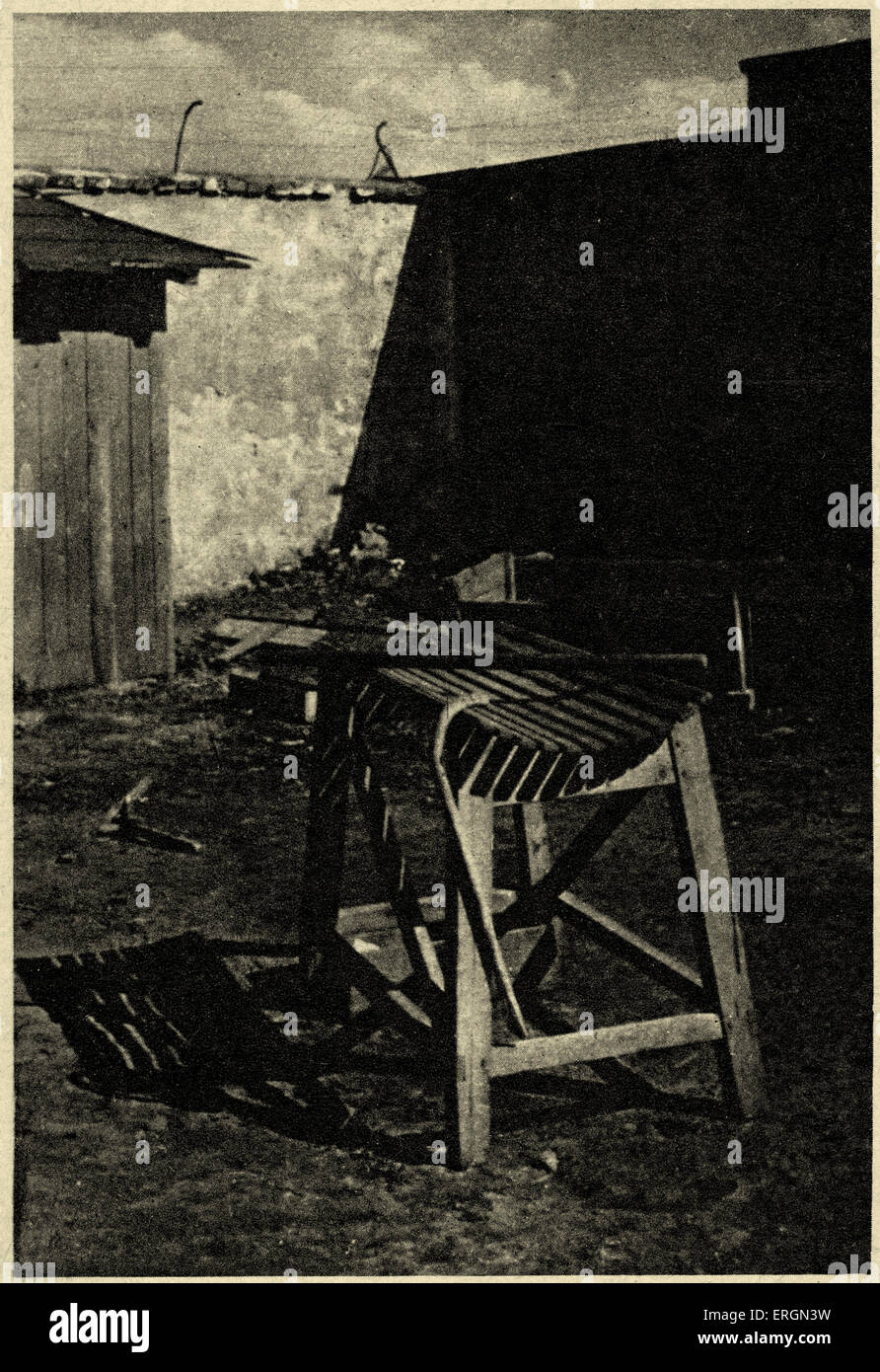 KZ Auschwitz. Bildunterschrift lautet: "das Pferd Peitschen" (in vier Sprachen). Instrument der Folter und Strafe. Quelle: Museum von Oswiecim, Polen. Fotos von Guard oder SS Erscheinungstermin Postkarte nicht bekannt. Konzentrationslager Auschwitz. Website von ermordeten Juden. Stockfoto