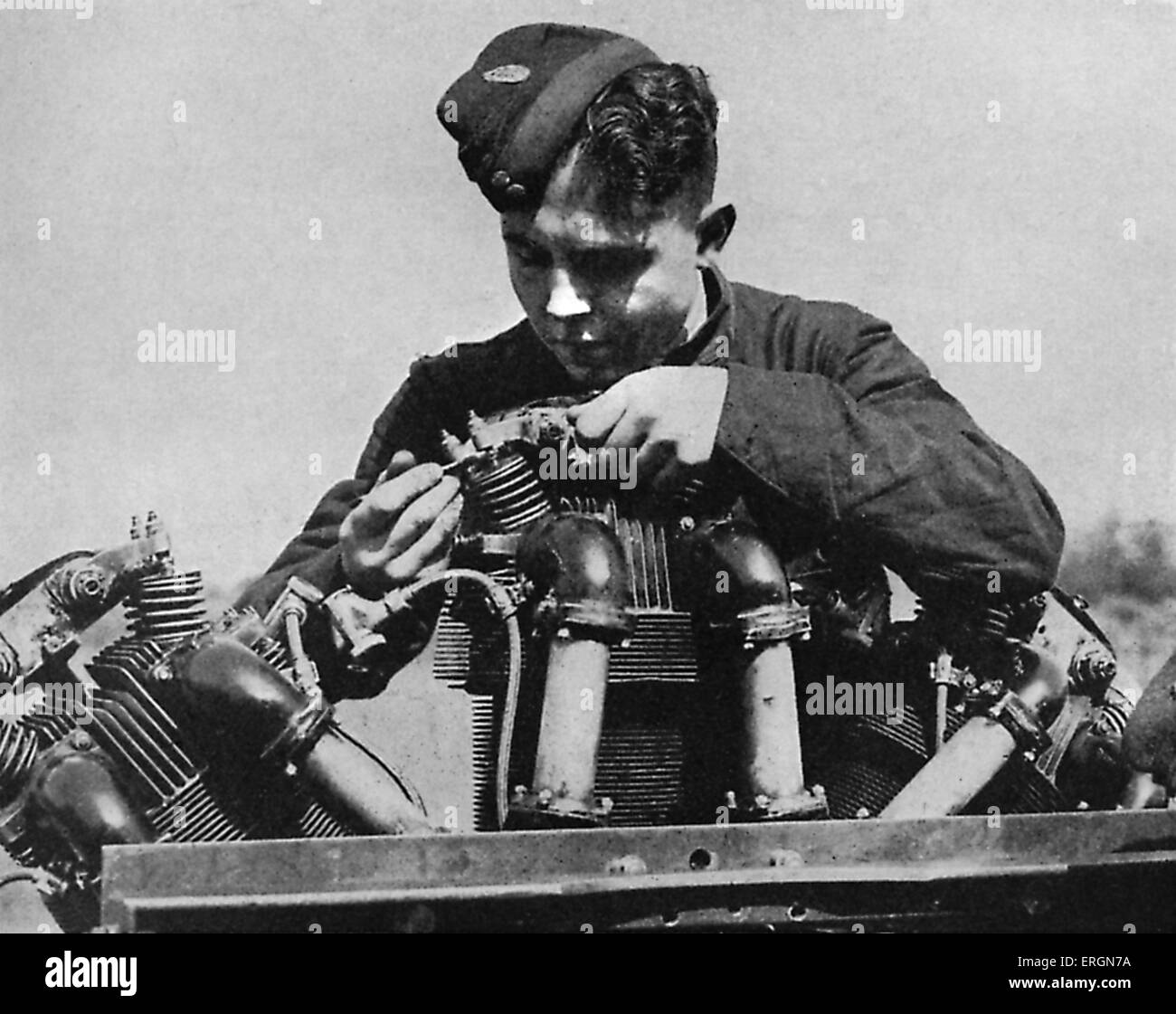 WW2 - RAF Lehrling Mechaniker bei der Arbeit auf dem Boden. Bildunterschrift lautet: junge Praktikantin Montage einer Flugzeug-Motors Stockfoto