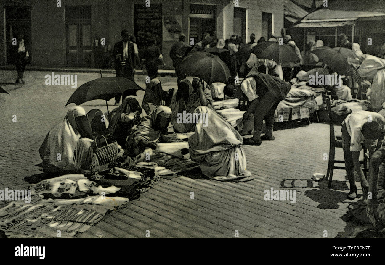 Türkische Frauen verschleiert auf dem Markt in Sarajevo, Serbien. Die Frauen sind die Ware prüfen. Anfang 1900 Stockfoto