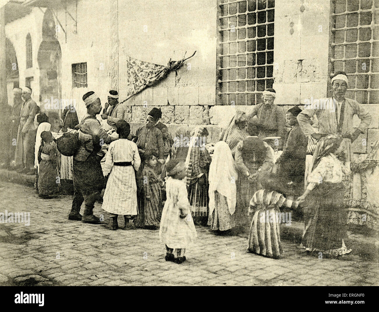 Kinder süße Verkäufer in Damaskus, Syrien im Jahre 1894 herumstehen. Stockfoto