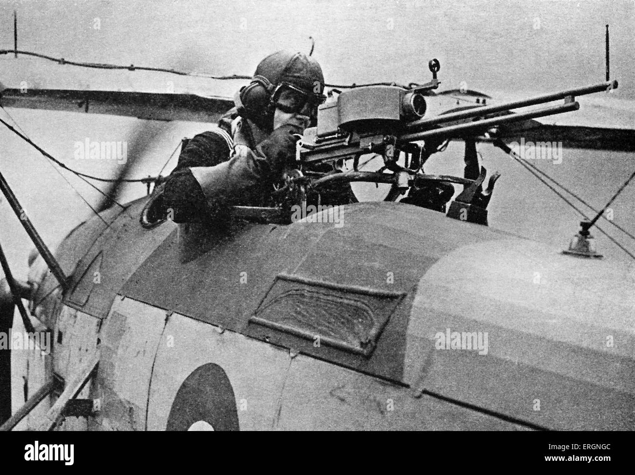 WW2 -RAF Gunnery Training. Mann im offenen Cockpit eines Doppeldecker-Trainings für die Fleet Air Arm. Stockfoto