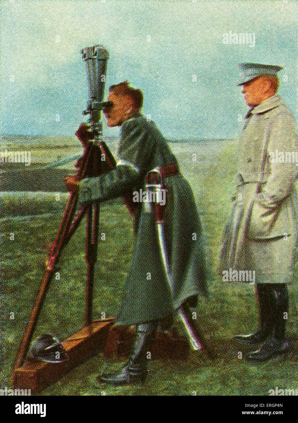 Polnischer Offizier verwendet Scherenfernrohr oder Scherenfernrohr (Scheren-Teleskop) Uhren Truppenbewegungen.  Verwendet in Stockfoto