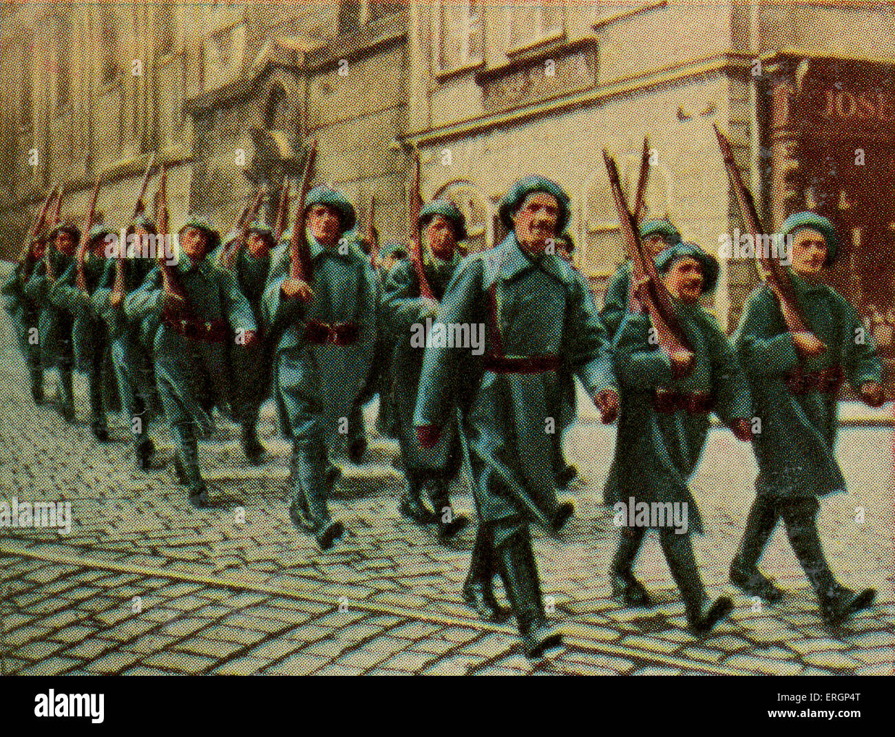 Tschechische Infanterie marschieren ca. 1934 (Quelle: Zigarettenkarten in Deutschland c.1934 Überprüfung militärischen Ausrüstung im Wettrüsten veröffentlicht Stockfoto