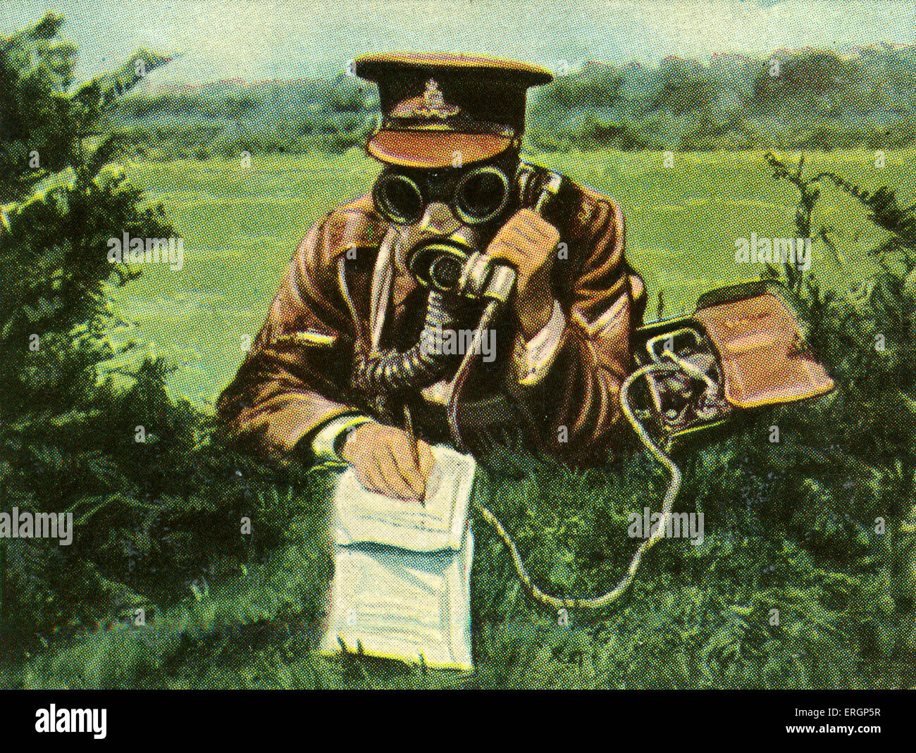 Britische militärische Telefonistin mit Gasmaske während der Übertragung zum Hauptquartier.   (Quelle: Zigarettenkarten in Deutschland c.1934 veröffentlicht Stockfoto