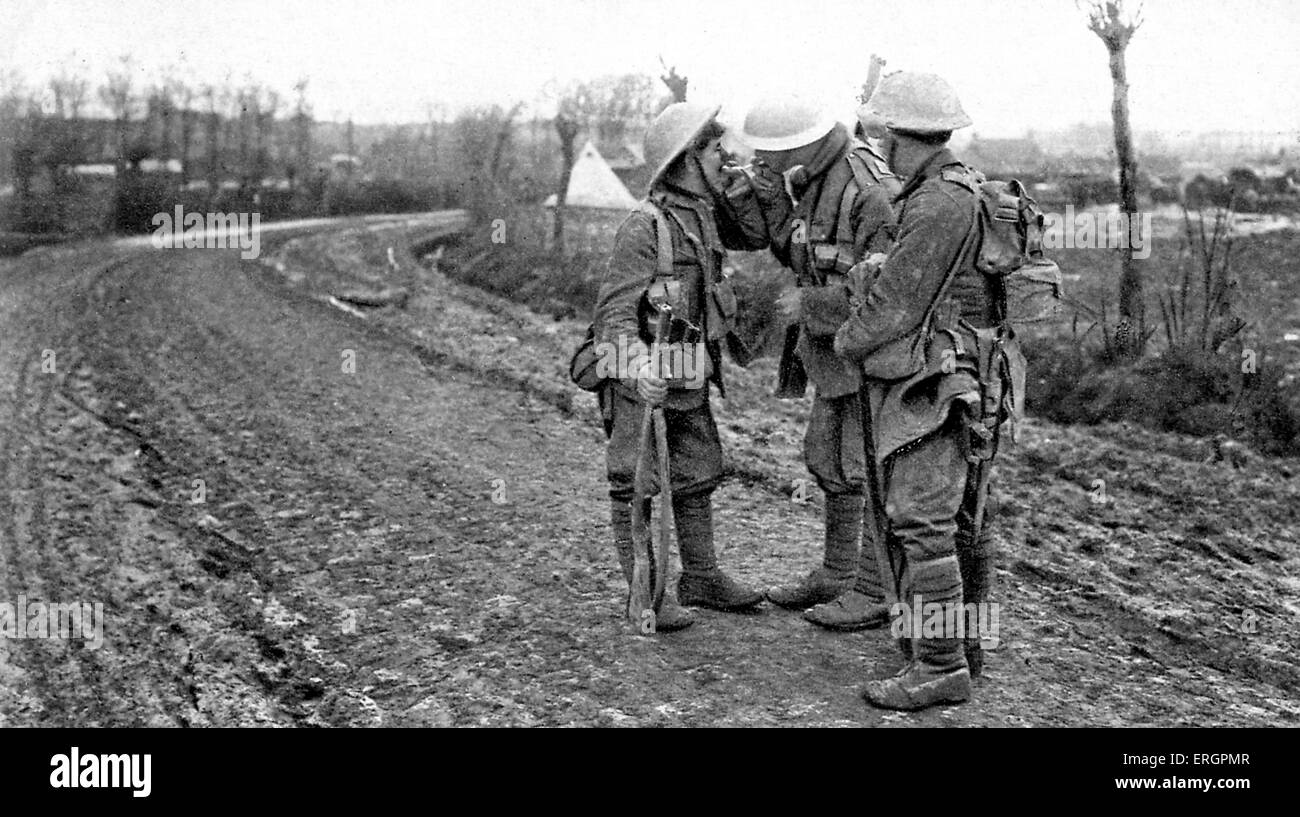 WW1 - Soldaten Rauchen. Ein Soldat leuchtet seine Zigarette aus fremdem. Bildunterschrift lautet: "vor der Schlacht, in der Schlacht und nach Stockfoto