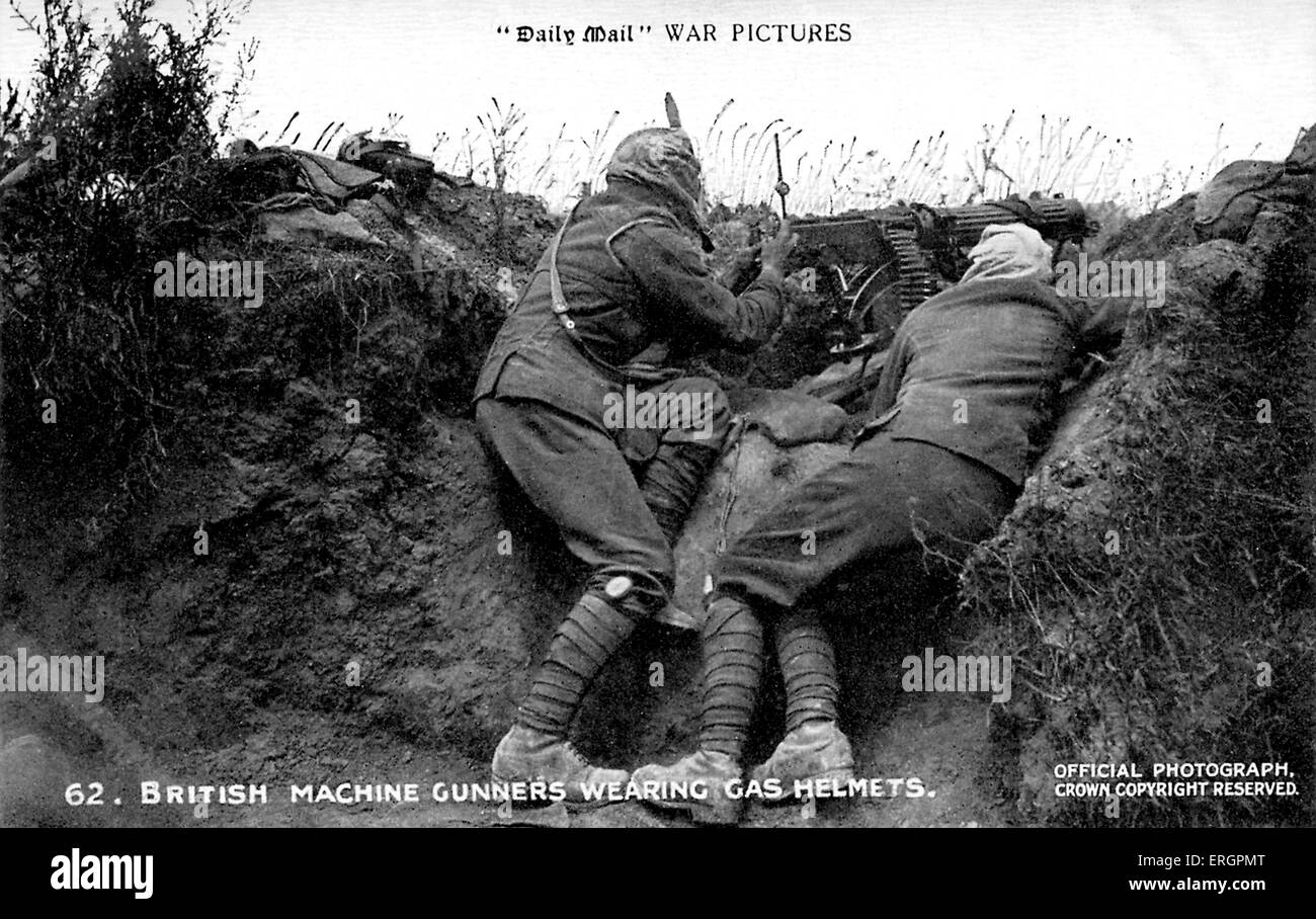 WW1 - britische Maschine "Gunners" Gas-Helmen. Bildunterschrift lautet: "Krieg ist nicht mehr Schale für Schale und Schuss für Schuss. Die Stockfoto