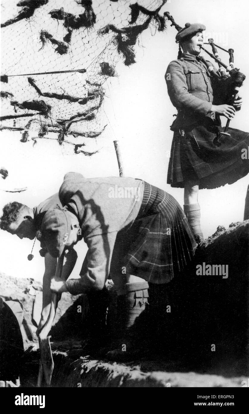 WWII - schottischen Soldaten. Zwei Männer graben Sie einen Graben begleitet von einem anderen spielt Dudelsack. Bildunterschrift lautet: "eine Loslösung von der Stockfoto