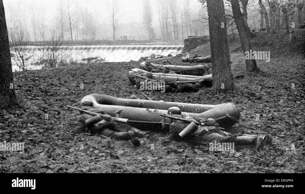WW2 - deutsche Soldaten am Boden neben Jollen, in einem Wald in der Nähe eines Wasserfalls liegen. Bildunterschrift lautet: "Ready for Action". Deutsche Postkarte, Wehrmacht-Bildserie. Stockfoto