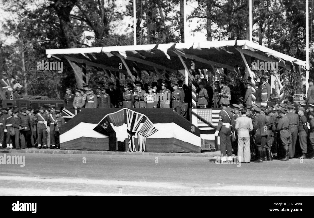 Des zweiten Weltkriegs - Alliierten Siegesparade, Berlin, 1945. Uniformierten Offcials Stand auf einer Plattform dekoriert mit Girlanden und Fahnen von der Stockfoto