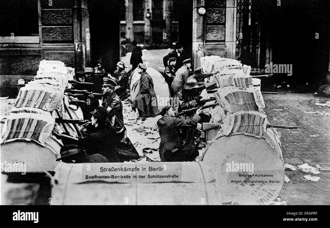 Novemberrevolution (November) in Berlin, Deutschland, 1918. Straßenschlachten - Barrikaden in schützen Straße.  Im November 1918 Stockfoto