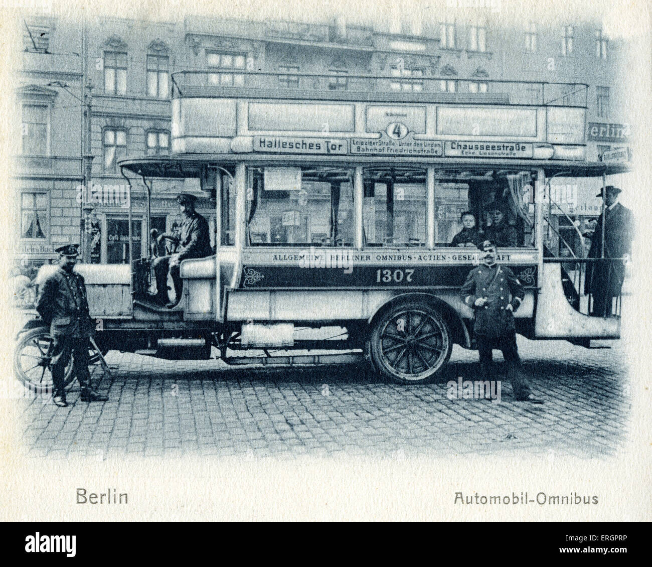 Busverkehr Berlin / Omnibus. Offenen Doppeldeckerbus mit Fahrer und Schaffner. Anfang des 20. Jahrhunderts. Stockfoto
