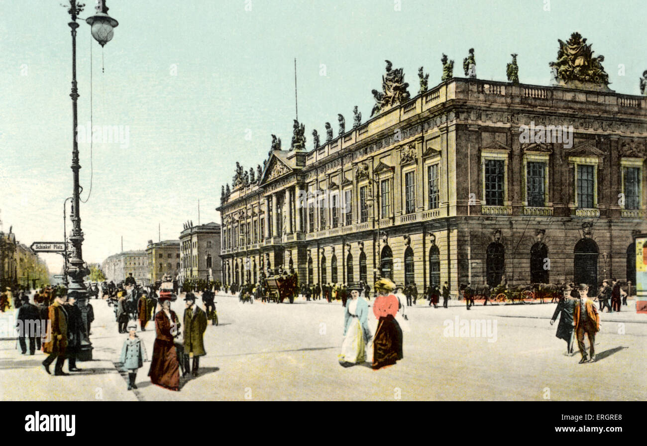 BERLIN - Zeughaus - mit Passanten-Ende des 19. Jahrhunderts / Anfang des 20. Jahrhunderts. Postkarte Stockfoto
