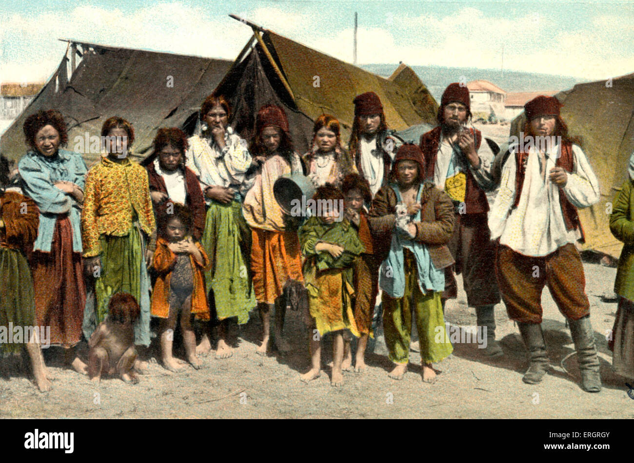 Rumänische Zigeuner. Männer, Frauen und Kinder. Foto von H. Wichmann. Anfang des 20. Jahrhunderts gemalt fotografische Postkarte. Stockfoto