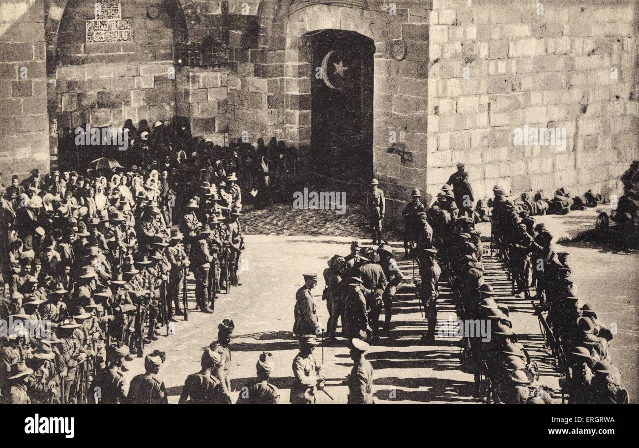 General Allenby Einstieg in Jerusalem durch Jaffa-Tor - Soldaten stehen in Reihen bereit für seine Ankunft im Jahre 1917. Während Erster Weltkrieg. Britische Armee. Stockfoto