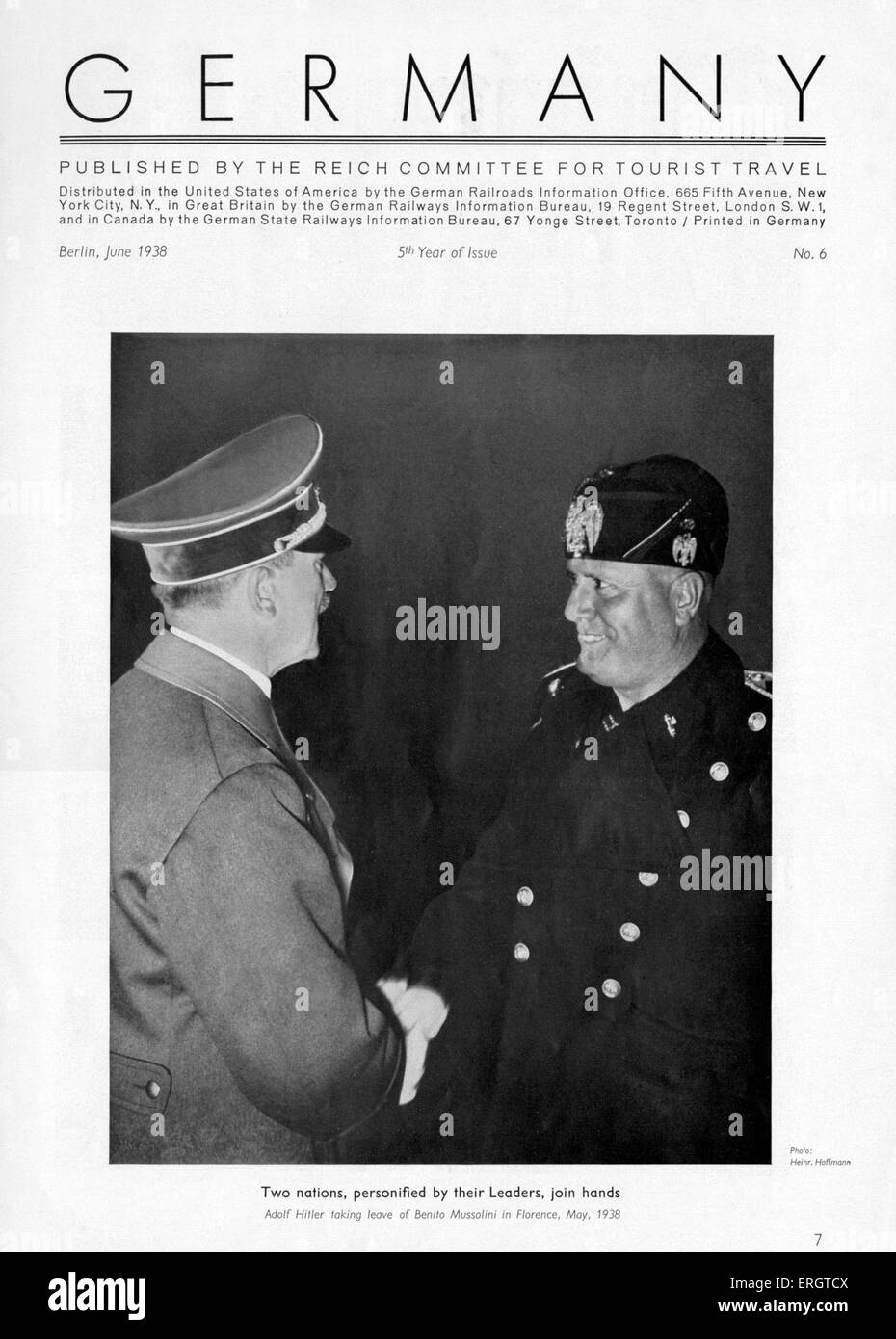 Adolf Hitler und Benito Mussolini Händeschütteln Mai 1938 - aus Reisekatalog des Dritten Reichs für veröffentlicht Stockfoto