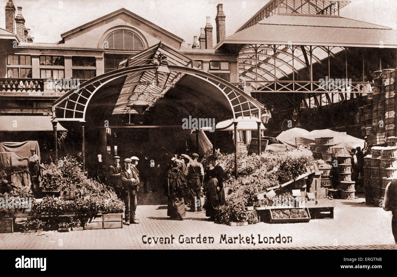 London - Covent Garden Blumenmarkt.  Träger und Verkäufern herumstehen Kisten mit Blumen. In den frühen 1900er Jahren Stockfoto