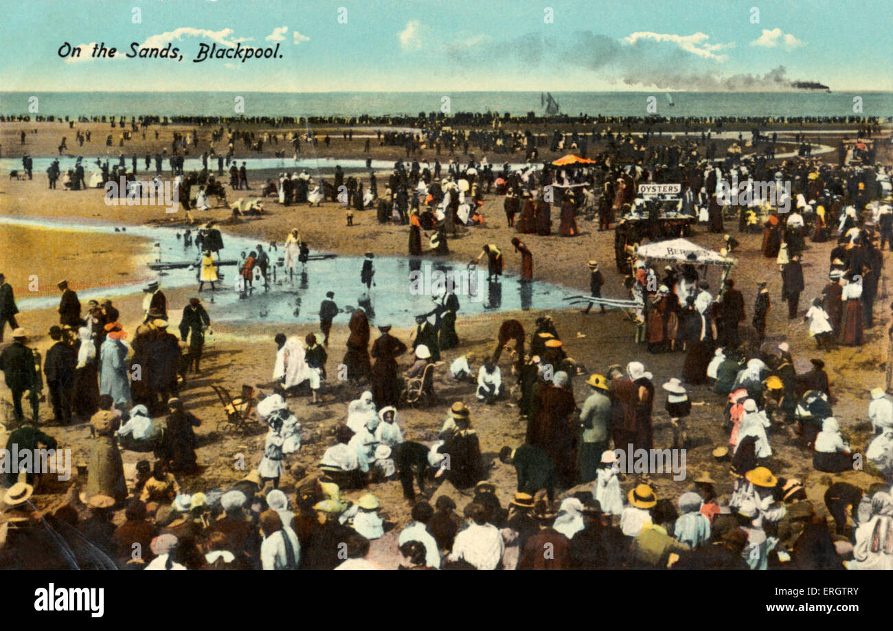 Am Meer in Blackpool am Ende des Jahrhunderts. Familien in Edwardian Kostüm, Paddeln im Gezeiten-Pools von Wasser. Bildunterschrift lautet auf Stockfoto