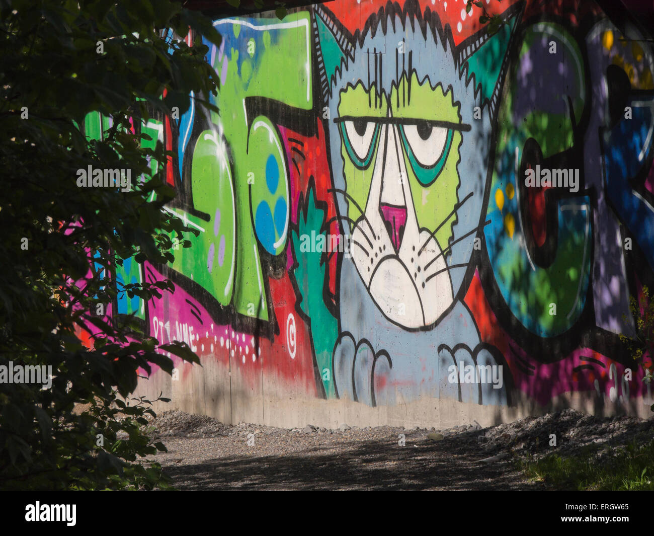 Street-Art, Graffiti, Elend aussehende Katze mit bunten Buchstaben, eine dekorative Betonwand im Bereich Bryn von Oslo Norwegen Stockfoto