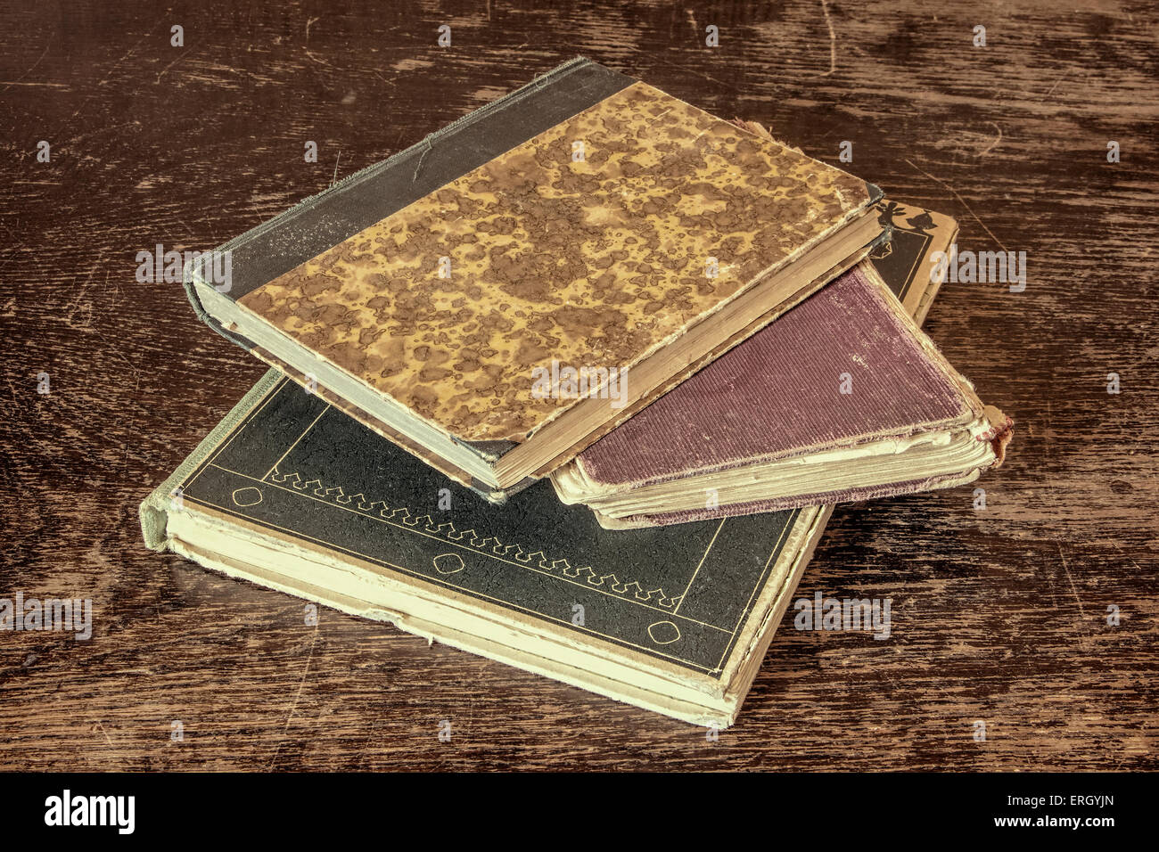 Oldtimer und alte Bücher über Grunge Holztisch. Konzept der alten und vergessenen wissen oder Geschichte. Stockfoto