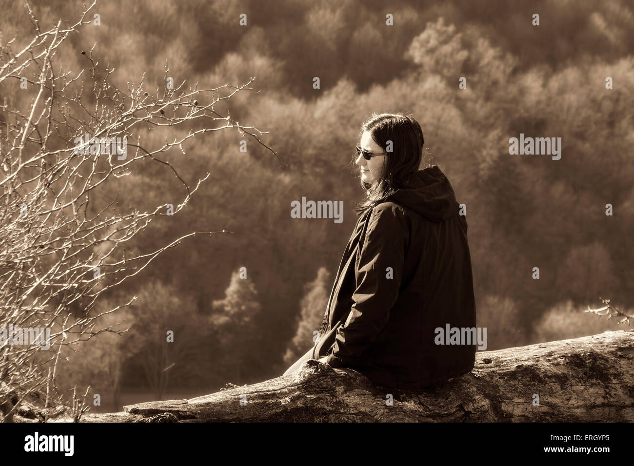 Natur im freien Porträt von Teenager-Mädchen, gefiltert Sepia Vintage-Look. Konzepte der sportlichen Leben im Freien und melancholische Stimmung. Stockfoto