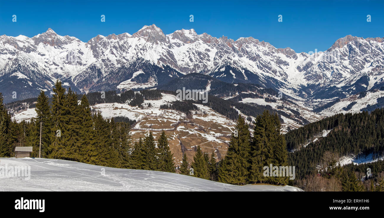 Zeitigen Frühjahr Bergpanorama. Konzept von unberührter Natur und saubere Umwelt. Stockfoto