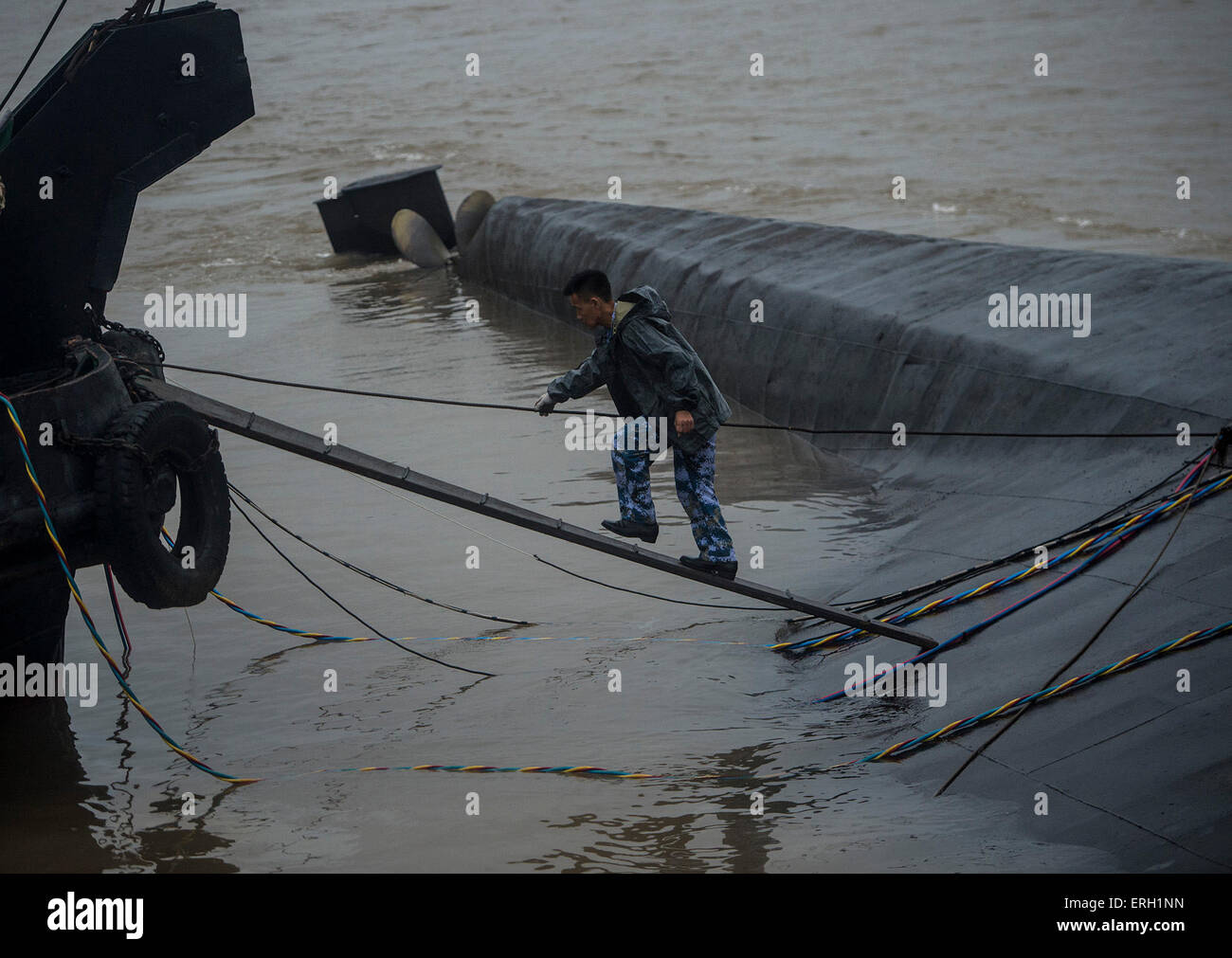 Jianli, China. 3. Juni 2015. Retter arbeiten auf dem Gelände des umgedrehten Schiffes im Abschnitt Jianli des Yangtze-Flusses, Zentral-China Hubei Provinz. Gab es mehr als 450 Menschen an Bord das Passagierschiff Eastern Star wenn es "innerhalb von ein bis zwei Minuten" sank, nachdem er von einem Tornado in Jianli, Provinz Hubei, getroffen nach dem Schiff Kapitän und Chef-Ingenieur, der überlebt. Ab Dienstag Abend 14 Personen gerettet worden, mit sieben anderen bestätigten Toten und ca. 430 fehlt in dem, was wäre die schlimmste Schiffskatastrophe fast sieben Jahrzehnte lang. Bildnachweis: Xinhua/Alamy Live-Nachrichten Stockfoto