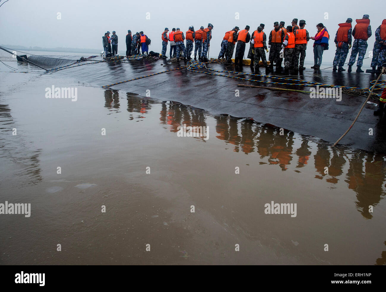 Jianli, China. 3. Juni 2015. Retter arbeiten auf dem Gelände des umgedrehten Schiffes im Abschnitt Jianli des Yangtze-Flusses, Zentral-China Hubei Provinz. Gab es mehr als 450 Menschen an Bord das Passagierschiff Eastern Star wenn es "innerhalb von ein bis zwei Minuten" sank, nachdem er von einem Tornado in Jianli, Provinz Hubei, getroffen nach dem Schiff Kapitän und Chef-Ingenieur, der überlebt. Ab Dienstag Abend 14 Personen gerettet worden, mit sieben anderen bestätigten Toten und ca. 430 fehlt in dem, was wäre die schlimmste Schiffskatastrophe fast sieben Jahrzehnte lang. Bildnachweis: Xinhua/Alamy Live-Nachrichten Stockfoto