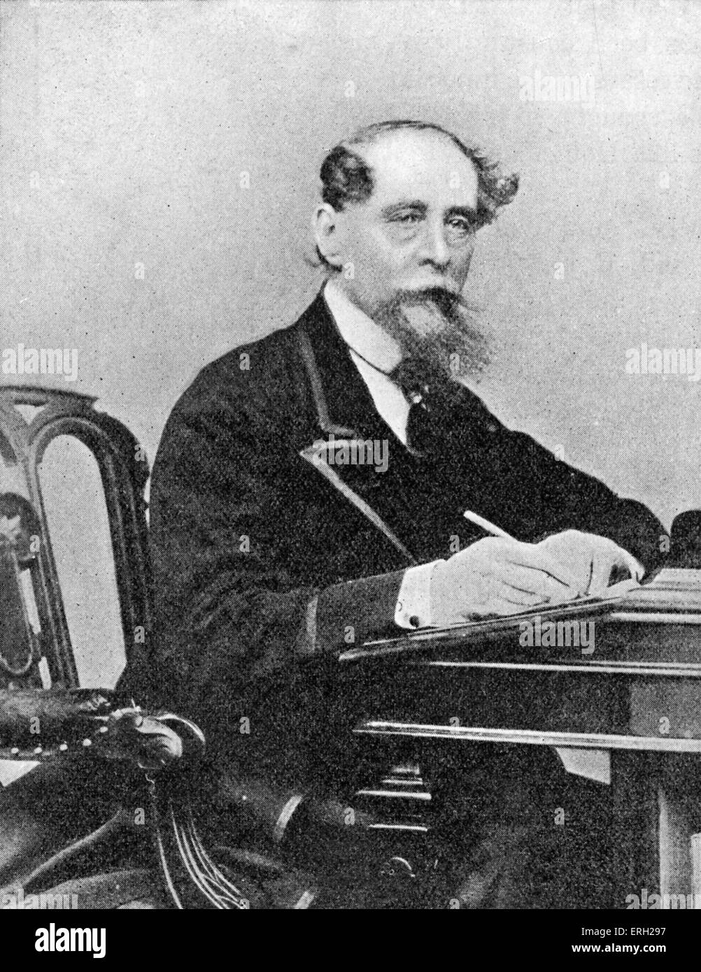 Charles Dickens-Porträt an seinem Schreibtisch-1868 schreiben. Britische Schriftstellerin, 7. Februar 1812 - 9. Juni 1870. Stockfoto