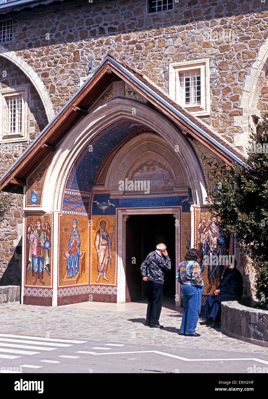 Eingangstor des Kykkos-Klosters, der mächtigste in Zypern und in der griechisch-orthodoxen Kirche, Zypern. Stockfoto