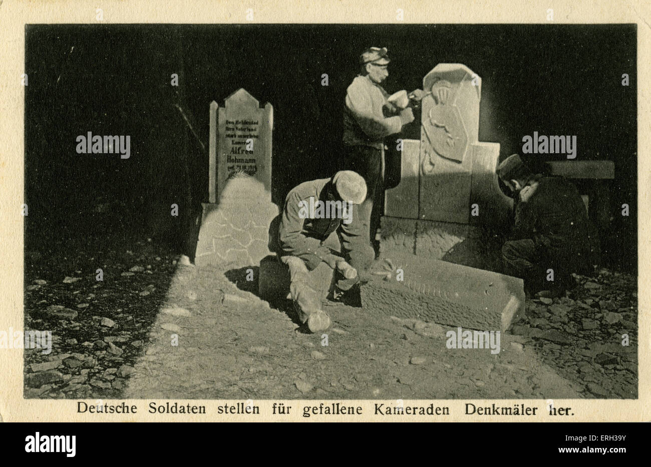 Deutsche Soldaten machen Gedenkstätten für ihre gefallenen Kameraden. Stockfoto