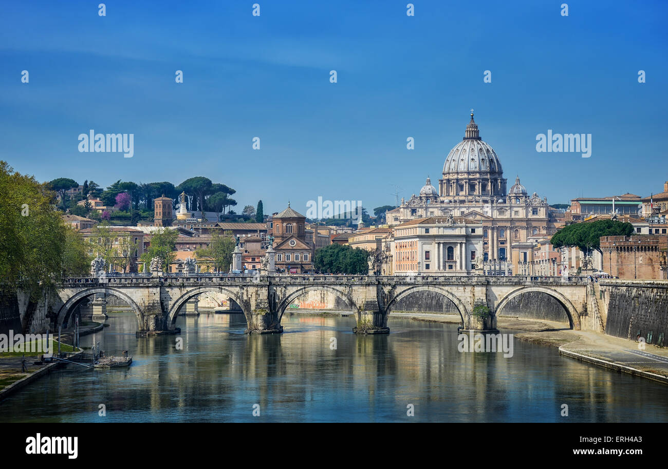 Blick auf St. Peter Basilika und Brücke Sant Angelo, Rom Stockfoto