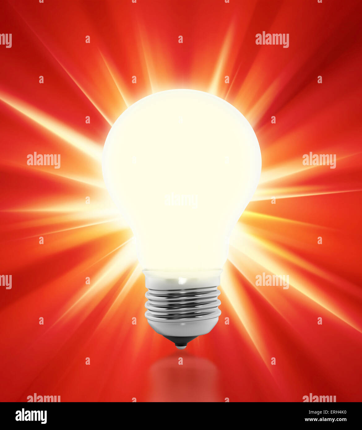 Beleuchtete Lampe auf rotem Grund Stockfoto