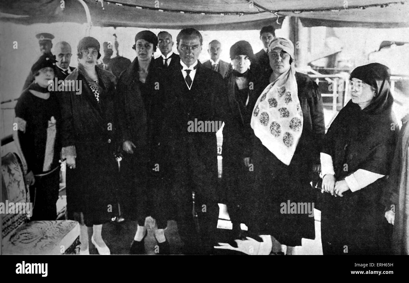 Mustafa Kemal Atatürk, 1928 mit den Vertretern der Union der türkischen Frauen (Türk Kadınlar Birliği). Gründer von der Stockfoto