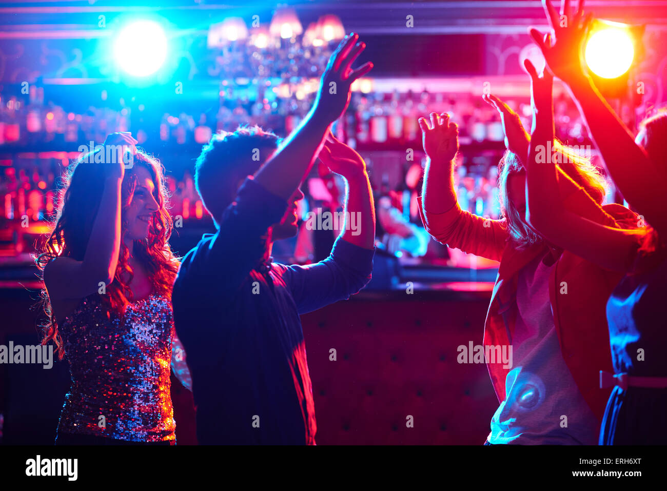 Energetische Freunde tanzen im Nachtclub Stockfoto